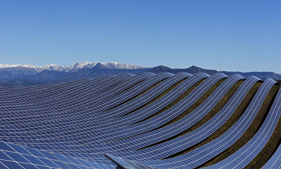 Vista geral de painéis solares para produzir energia renovável no parque fotovoltaico em Les Mees, nos  Alpes em Haute-Provence, sul da França.