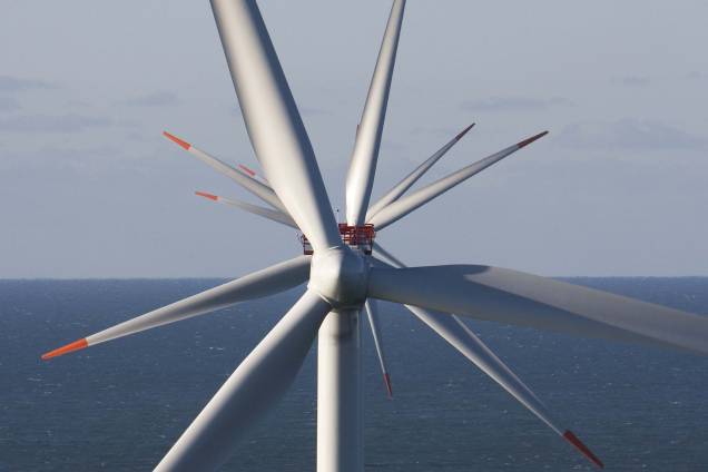 Turbina eólica no parque eólico Horns Reef na Dinamarca, `a cerca de 20 km do porto de Esbjerg. A Dinamarca, líder mundial na produção e consumo de energia eólica, construiu o maior parque eólico offshore do mundo no Mar do Norte.