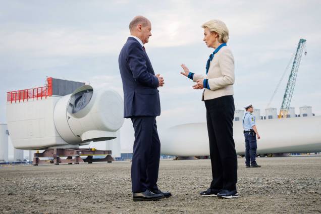 O chanceler alemão Olaf Scholz fala com a presidente da Comissão Europeia Ursula Von der Leyen  na cúpula do Mar do Norte sobre energia eólica offshore no porto de Esbjerg, oeste da Dinamarca, em 18 de maio de 2022.