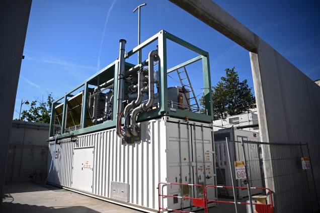 Unidade de produção de hidrogênio em uma estação de distribuição da Hysetco antes de sua inauguração em junho, em Paris, 11 de maio de 2022.