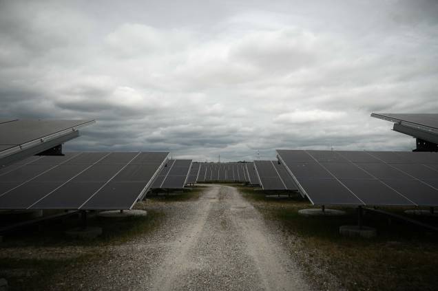 Painéis solares da fazenda Labarde em Bordeaux, sudoeste da França, em 12 de maio de 2022. - A fazenda solar de 140.000 painéis solares está localizada em um antigo aterro e é a maior fazenda solar urbana da Europa.