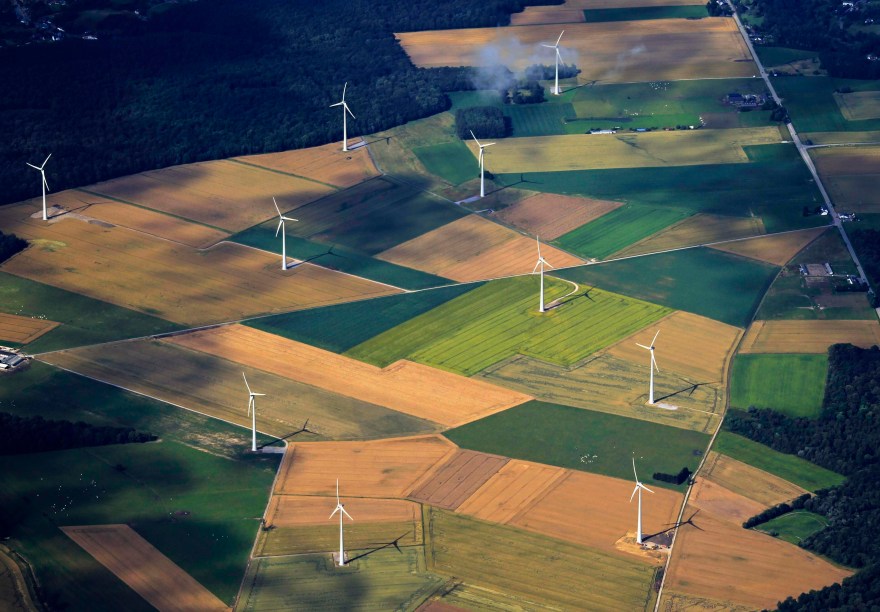 Vista aérea de um campo com turbinas eólicas na Bélgica.