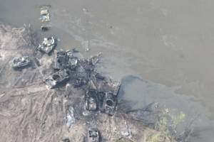 Tanques russos destruídos na margem do rio Donets após tentativa frustrada de travessia