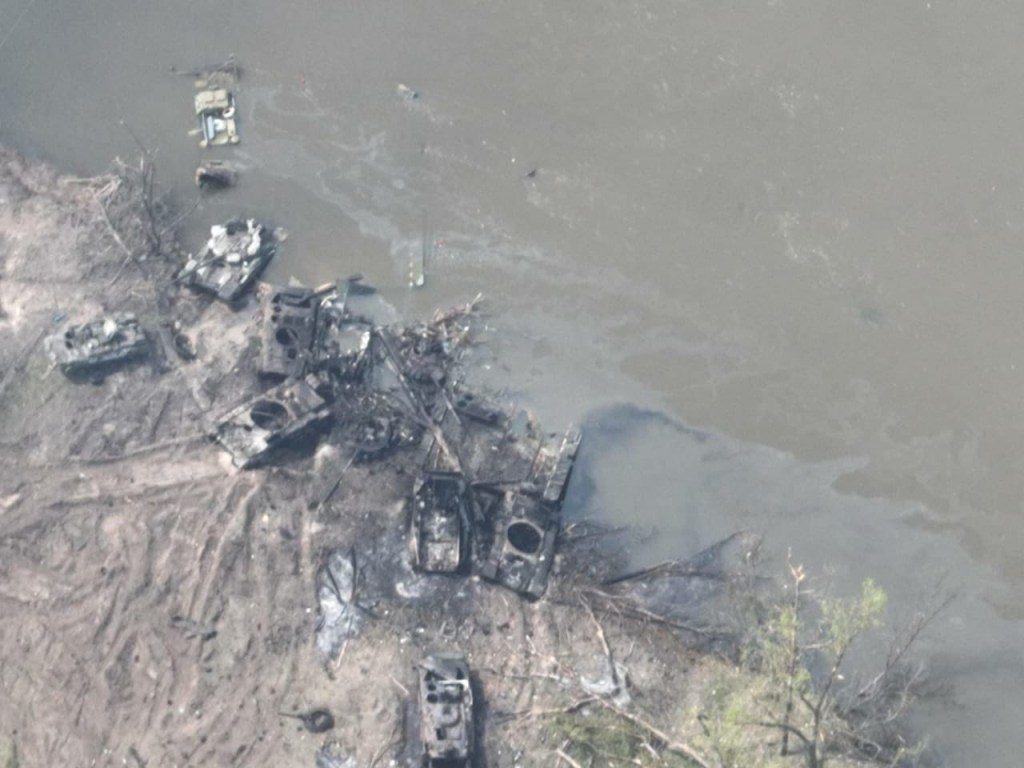 Tanques russos destruídos na margem do rio Donets após tentativa frustrada de travessia no leste da Ucrânia. 12/05/2022.