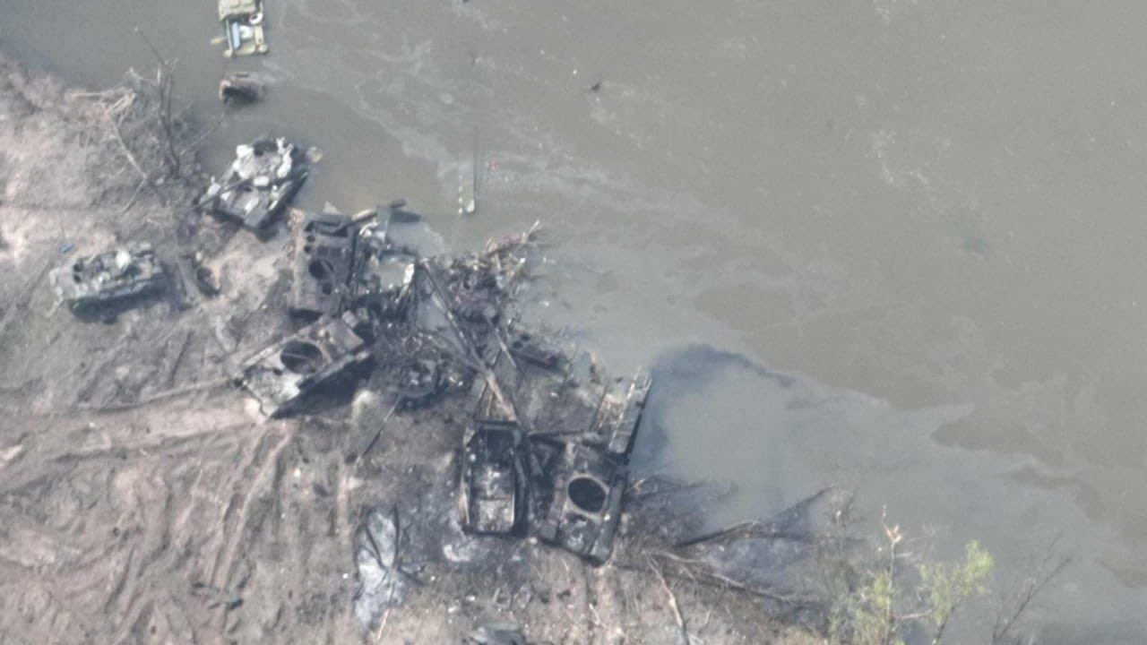 Tanques russos destruídos na margem do rio Donets após tentativa frustrada de travessia no leste da Ucrânia. 12/05/2022.