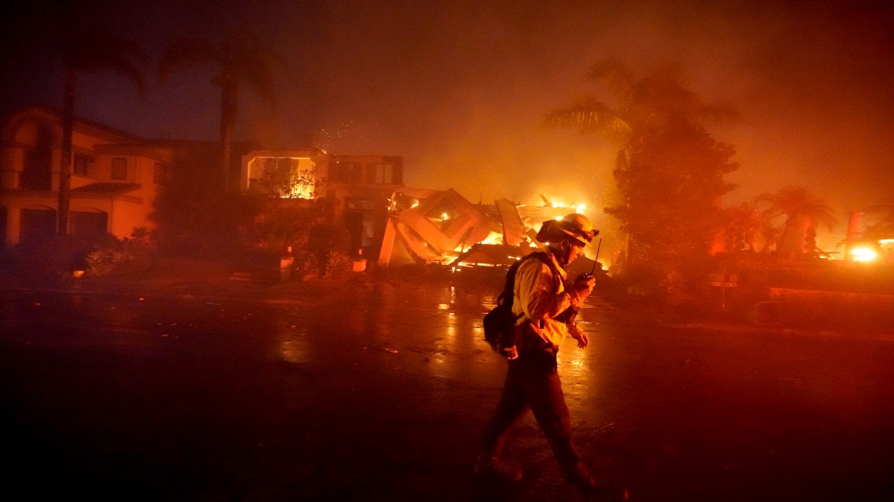 O incêndio foi considerado precoce porque a Califórnia sequer chegou à estação seca, que começa a partir do meio do ano - 12/05/2022