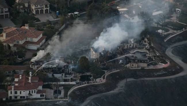 Frame de vídeo veiculado na televisão americana mostra incêndio consumindo construções no Orange County, no sul da Califórnia - 12/05/2022