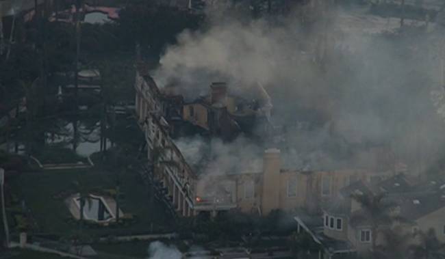 Frame de vídeo veiculado na televisão americana mostra incêndio consumindo construções no Orange County, no sul da Califórnia - 12/05/2022