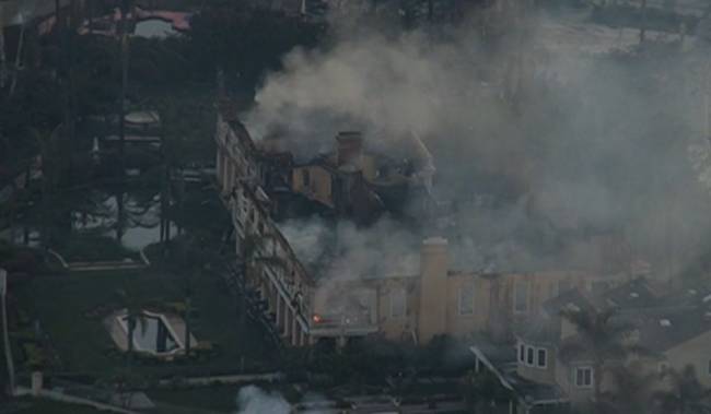 california-fires-2022 Frame de vídeo veiculado na televisão americana mostra incêndio consumindo construções no Orange County, no sul da Califórnia - 12/05/2022
