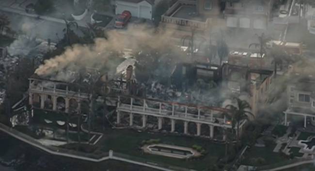Frame de vídeo veiculado na televisão americana mostra incêndio consumindo construções no Orange County, no sul da Califórnia - 12/05/2022