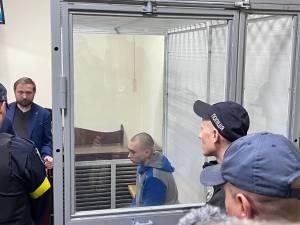 Vadim Shishimarin, sargento de 21 anos, foi confinado em uma caixa de vidro no tribunal. Ele recusou-se a falar, mas ainda deve ser interrogado - 18/05/2022