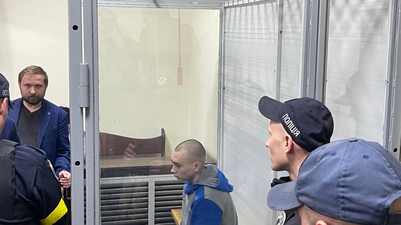 Vadim Shishimarin, sargento de 21 anos, foi confinado em uma caixa de vidro no tribunal. Ele recusou-se a falar, mas ainda deve ser interrogado - 18/05/2022