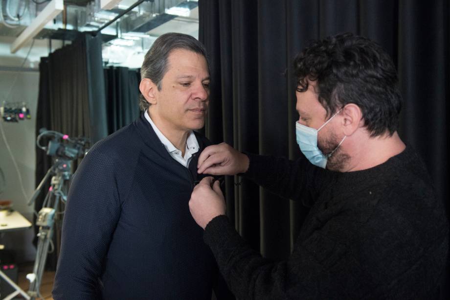 Técnico de som colocando o microfone de Haddad -