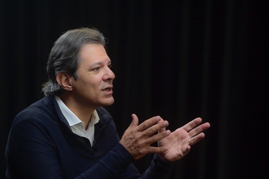 Haddad gesticulando durante uma de suas respostas no programa -