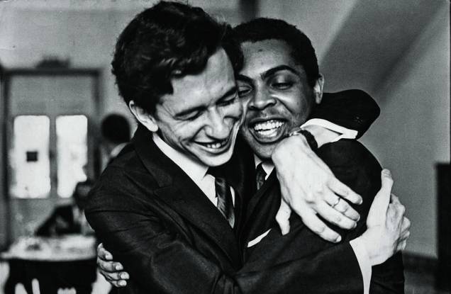 Torquato Neto e Gilberto Gil, final dos anos 60 no filme "Torquato Neto - Todas as horas do fim", de Eduardo Ades e Marcus Fernando.