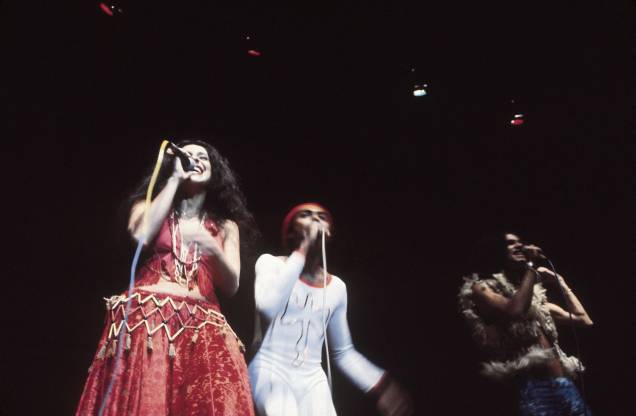 Gal Costa, Gilberto Gil e Caetano Veloso no show "Doces Bárbaros", 1976. Gal Costa, Gilberto Gil e Caetano Veloso no show "Doces Bárbaros", 1976.