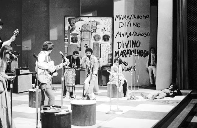 Os Mutantes com Jorge Ben, Gilberto Gil, Gal Costa e Caetano Veloso no show "Divino Maravilhoso", em 1968.