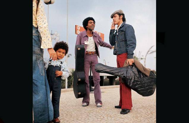 Chico Buarque de Hollanda, com Gilberto Gil, seu filho Pedro Gil, em frente ao Pálacio das Convenções do Anhembi, em São Paulo, 1973. Chico Buarque de Hollanda, com Gilberto Gil, seu filho Pedro Gil, em frente ao Pálacio das Convenções do Anhembi, em São Paulo, 1973.
