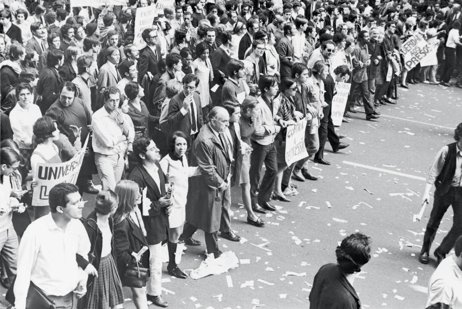 Gilberto Gil, Luiz Armando Queiroz, Nélson Motta, Edu Lobo, Chico Buarque, Caetano Veloso, Nana Caymmi, Paulo Autran, Leonardo Vilar entre os manifestantes da Passeata dos Cem Mil, contra a ditadura militar brasileira, Rio de Janeiro, 1968.