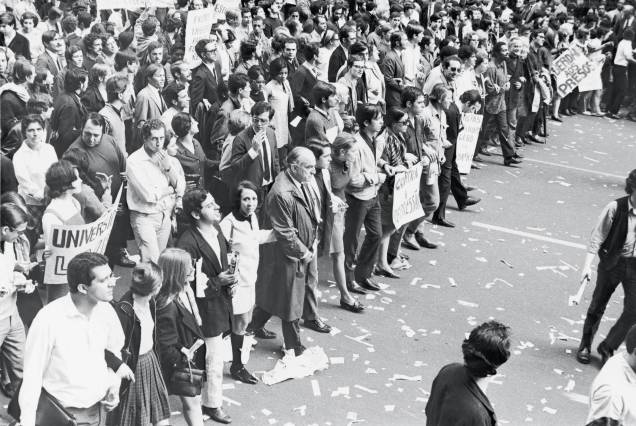 Gilberto Gil, Luiz Armando Queiroz, Nélson Motta, Edu Lobo, Chico Buarque, Caetano Veloso, Nana Caymmi, Paulo Autran, Leonardo Vilar entre os manifestantes da Passeata dos Cem Mil, contra a ditadura militar brasileira, Rio de Janeiro, 1968. Gilberto Gil, Luiz Armando Queiroz, Nélson Motta, Edu Lobo, Chico Buarque, Caetano Veloso, Nana Caymmi, Paulo Autran, Leonardo Vilar entre os manifestantes da Passeata dos Cem Mil, contra a ditadura militar brasileira, Rio de Janeiro, 1968.