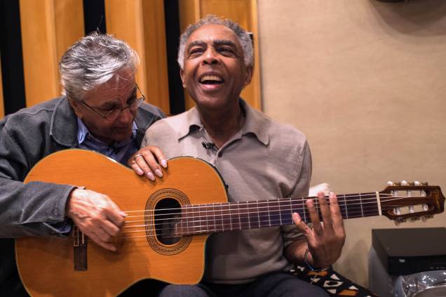 Caetano Veloso e Gilberto Gil tocando violão, num estúdio do Rio de Janeiro, em 05/05/2015.