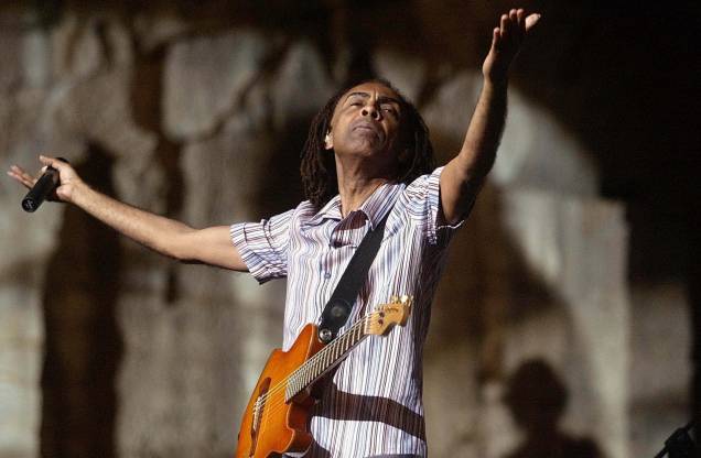 Atenas(GRECIA)-6/7/2004. O músico, cantor, compositor e ministro de Cultura do Brasil, Gilberto Gil, durante apresentação no teatro Herodus Atticus, ao lado da Acrópolis de Atenas. Atenas(GRECIA)-6/7/2004. O músico, cantor, compositor e ministro de Cultura do Brasil, Gilberto Gil, durante apresentação no teatro Herodus Atticus, ao lado da Acrópolis de Atenas.