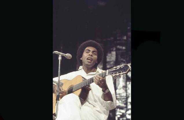 Gilberto Gil, cantor, músico e compositor, em apresentação, 1975. Gilberto Gil, cantor, músico e compositor, em apresentação, 1975.