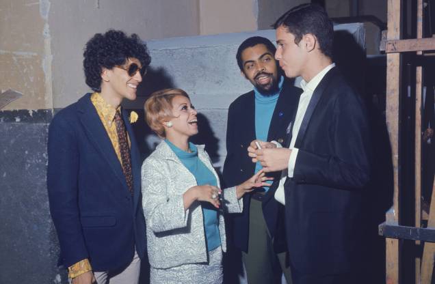 Chico Buarque de Hollanda conversando com Caetano Veloso, Angela Maria e Gilberto Gil nos bastidores do III Festival de Música Popular Brasileira, da TV Record, em 1967.
