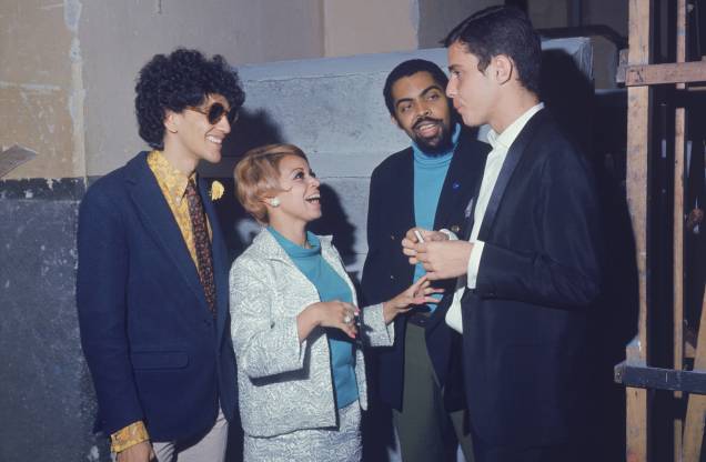 Chico Buarque de Hollanda conversando com Caetano Veloso, Angela Maria e Gilberto Gil nos bastidores do III Festival de Música Popular Brasileira, da TV Record, em 1967. Chico Buarque de Hollanda conversando com Caetano Veloso, Angela Maria e Gilberto Gil nos bastidores do III Festival de Música Popular Brasileira, da TV Record, em 1967.