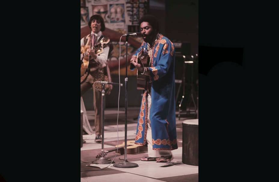 Gilberto Gil, músico, cantor e compositor, se apresentando com Os Mutantes, em 1969.