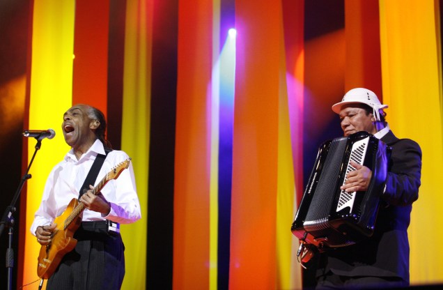 Gilberto Gil cantando com o homenageado da noite, Dominguinhos, no Prêmio TIM de Música, em 2008, no Theatro Municipal do Rio de Janeiro.