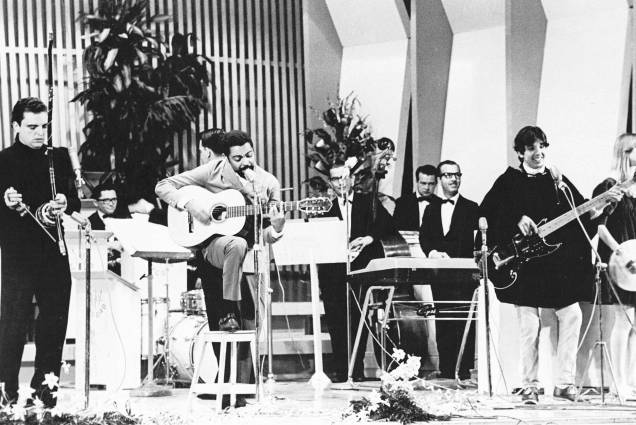 Gilberto Gil, se apresentando com Os Mutantes, no Festival da Canção da Record, em 1968.