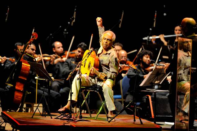 Gilberto Gil, acompanhado pela Orquestra Sinfônica da Bahia, apresentando o espetáculo "Concerto de Cordas & Máquinas de Rítmo", no Teatro do Sesi, em Porto Alegre, em 2013.