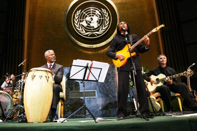 19/09/2003 - Nova York - Gilberto Gil, ministro da Cultura do Governo Lula, faz uma apresentação na ONU, em homenagem ao Embaixador brasileiro, Sérgio Vieira de Mello, com o Secretário Geral da ONU, Kofi Annan, na percursão.