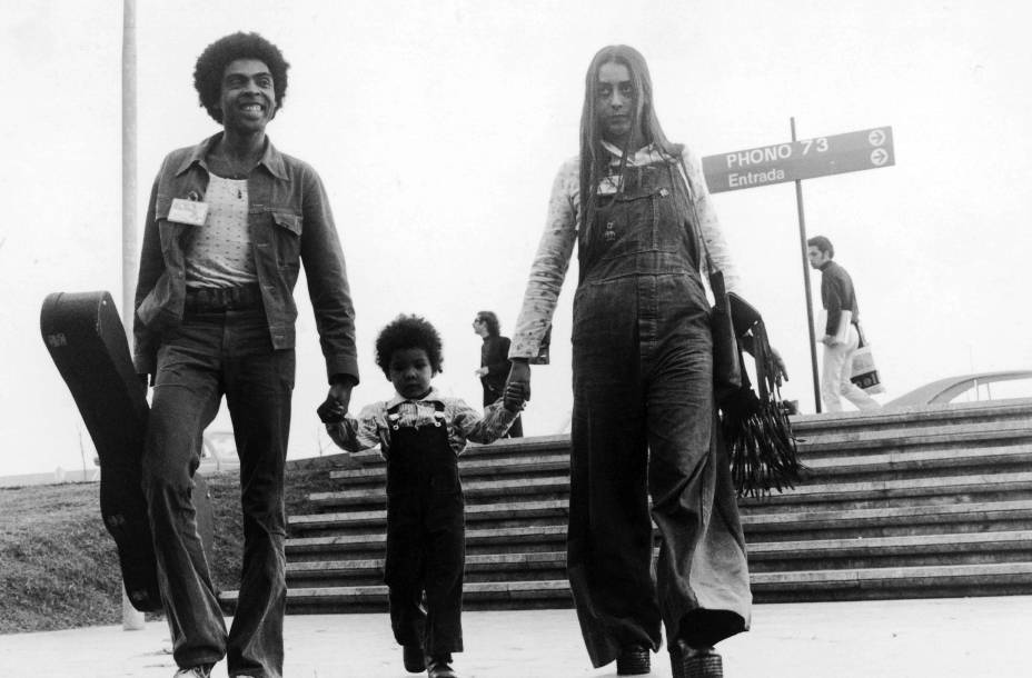 Gilberto Gil com a esposa Sandra e o filho Pedro, em 1973.