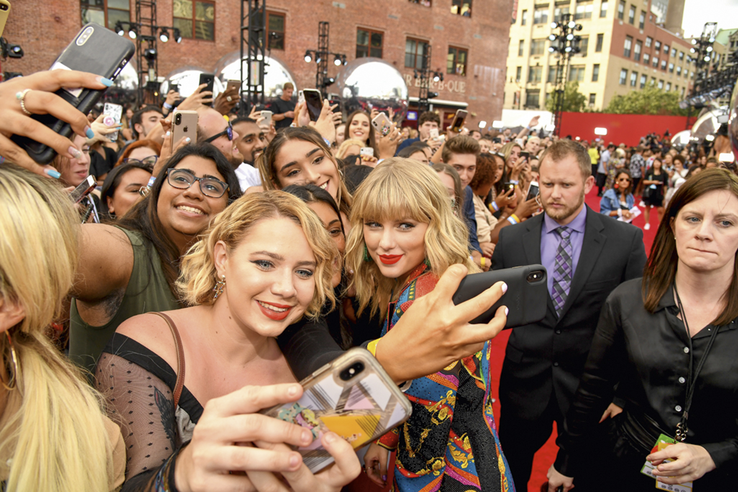 CONTROLE - Taylor Swift mima os fãs na rua: a cantora manda, eles fazem -