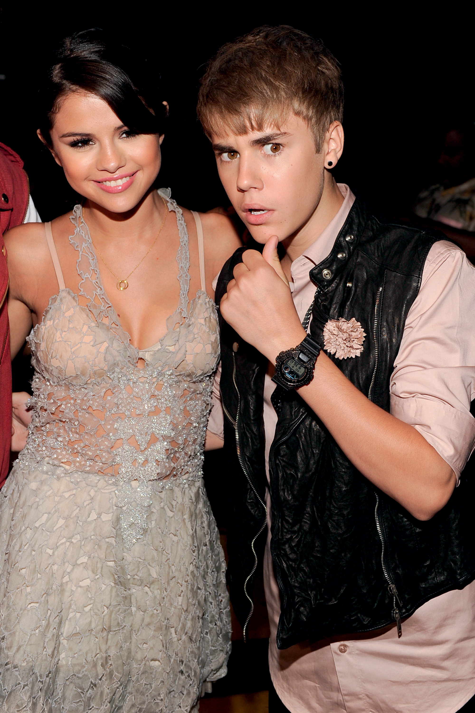 2011 Teen Choice Awards – Backstage And Audience DESTRUIÇÃO DA AUTOESTIMA - Entre 2011 e 2018, a atriz Selena Gomez viveu um relacionamento conturbado com o cantor Justin Bieber. Depois do rompimento, ela revelou que era constantemente desvalorizada pelo ex-namorado -