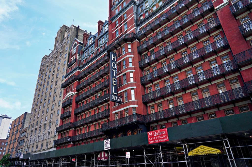 IMPONENTE - 222 West 23rd Street: o hotel abriu as portas em 1884 e até hoje mantém sua avermelhada fachada neogótica -