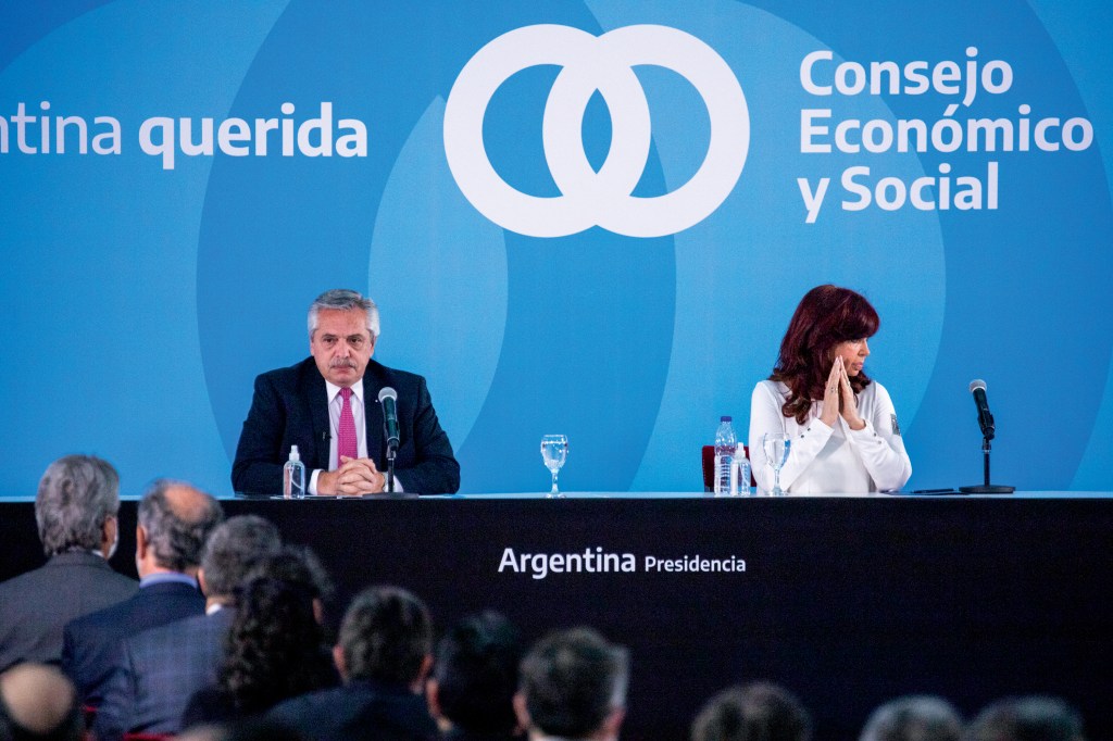 DE MAL A PIOR - O presidente Alberto Fernández e a vice, Kirchner: guerra aberta em pleno desmoronamento da economia -