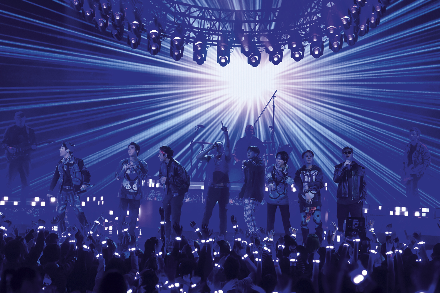 EXÉRCITO - BTS (em show com participação do Coldplay): os seguidores têm até um manual para levar os ídolos ao topo -