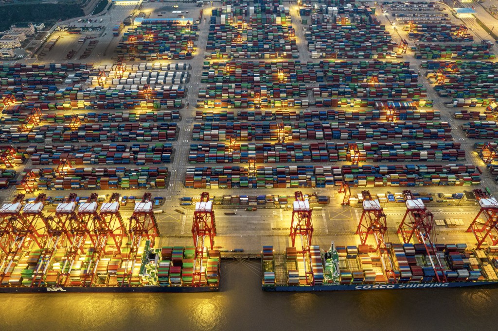 MAIOR DO MUNDO - Porto de Xangai: movimentação de 43 milhões de contêineres por ano -