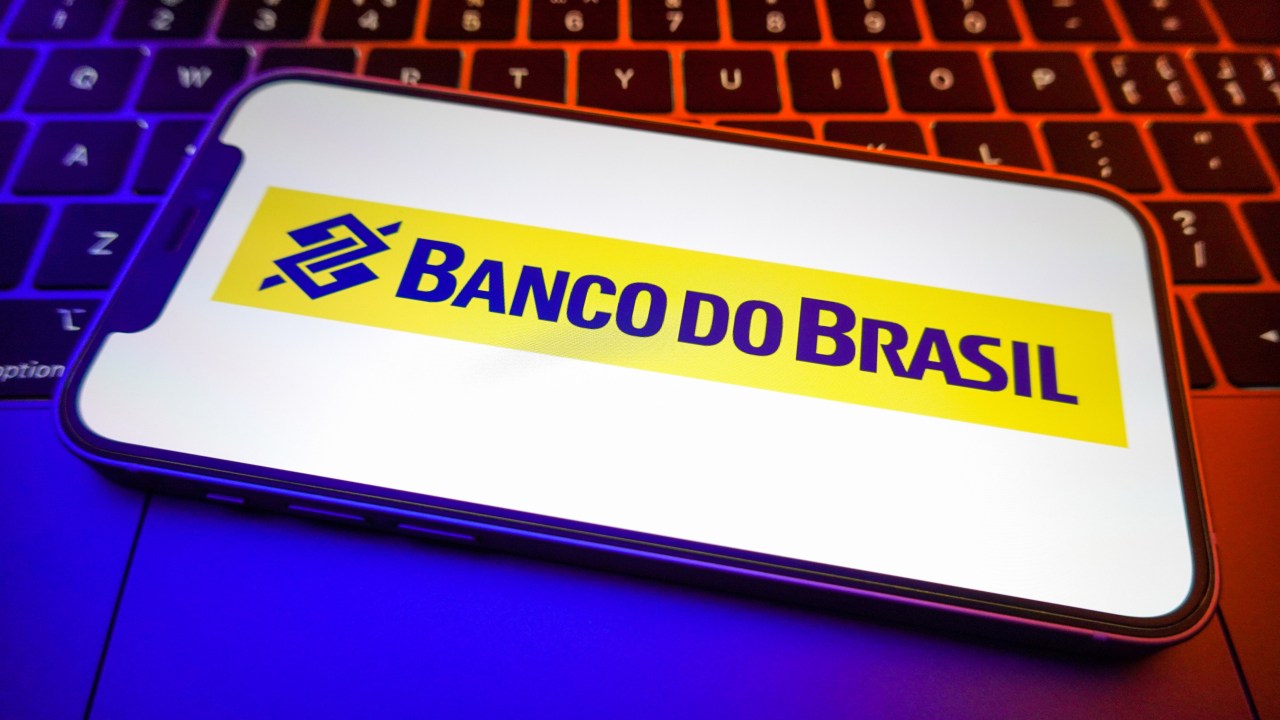CHINA - 2022/04/29: In this photo illustration, a Banco do Brasil logo is displayed on the screen of a smartphone. (Photo Illustration by Sheldon Cooper/SOPA Images/LightRocket via Getty Images)