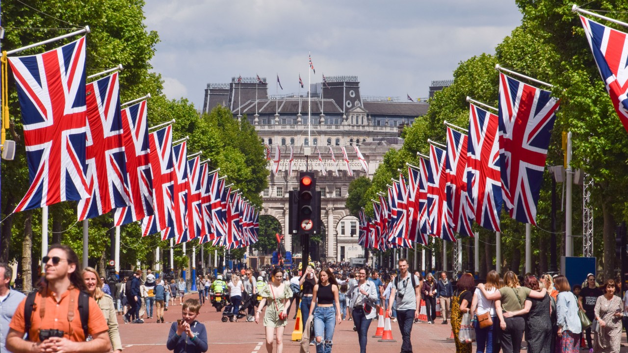 LONDON, UNITED KINGDOM - 2022/05/21: Union Jack flags decorate The Mall for the Queen's Platinum Jubilee, marking the 70th anniversary of the Queen's accession to the throne. A special extended Platinum Jubilee Weekend will take place 2nd-5th June. (Photo by Vuk Valcic/SOPA Images/LightRocket via Getty Images)