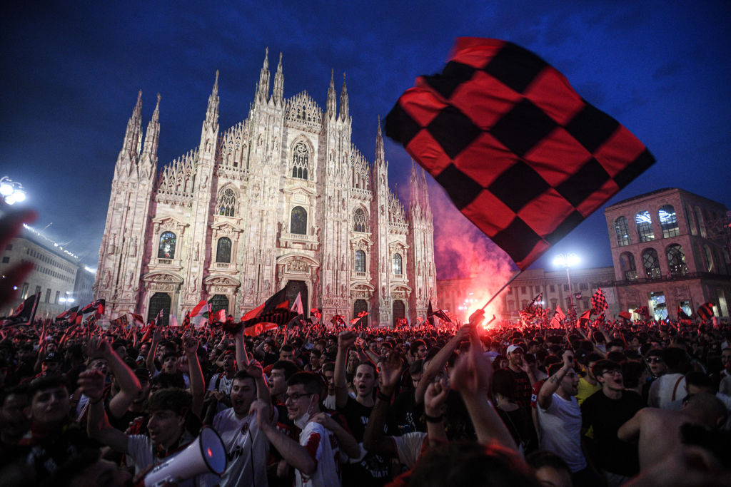 Comemoração do título do Milan na Praça do Duomo, em Milão