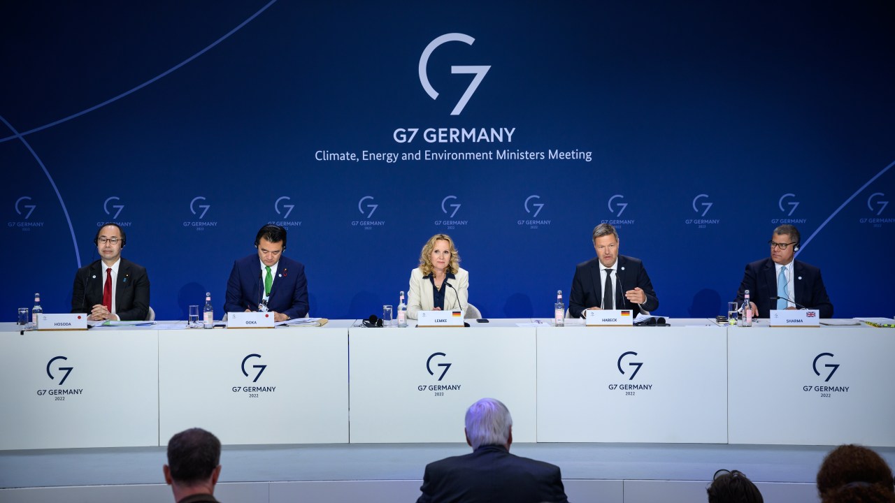 27 May 2022, Berlin: Robert Habeck (2nd from right, Bündnis 90/Die Grünen), Federal Minister for Economic Affairs and Climate Protection, Steffi Lemke (M, Bündnis 90/Die Grünen), Federal Minister for the Environment, Nature Conservation, Nuclear Safety and Consumer Protection, express their views together with Kenichi Hosoda (l-r), Minister of State for Economy, Trade and Industry of Japan, Toshitaka Ooka, Minister of State for the Environment of Japan, and Alok Sharma, President of the U.N. Climate Change Conference COP 26 (U.K.), at the closing press conference following the meeting of G7 Ministers for Climate, Energy and Environment. The ministers met at the EUREF campus in Berlin-Schöneberg as part of the German G7 presidency. Photo: Bernd von Jutrczenka/dpa (Photo by Bernd von Jutrczenka/picture alliance via Getty Images)
