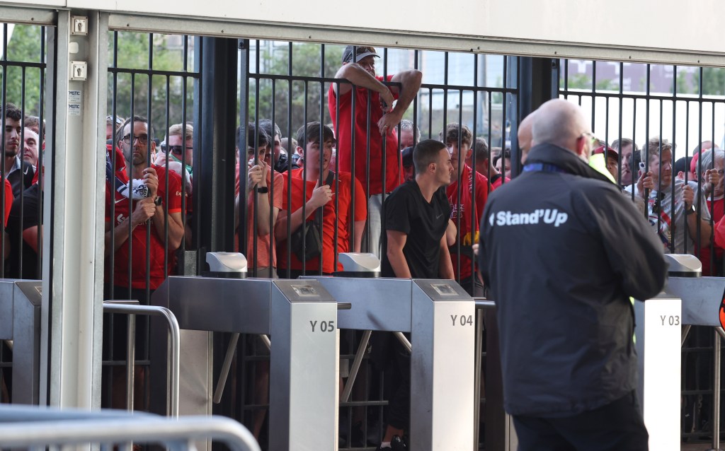 PARIS, FRANCE - MAY 28: Liverpool supporters look through the closed gates of the Stade de France, some feeling the effects of tear gas before the UEFA Champions League final match between Liverpool FC and Real Madrid at Stade de France on May 28, 2022 in Paris, France. (Photo by Charlotte Wilson/Offside/Offside via Getty Images)