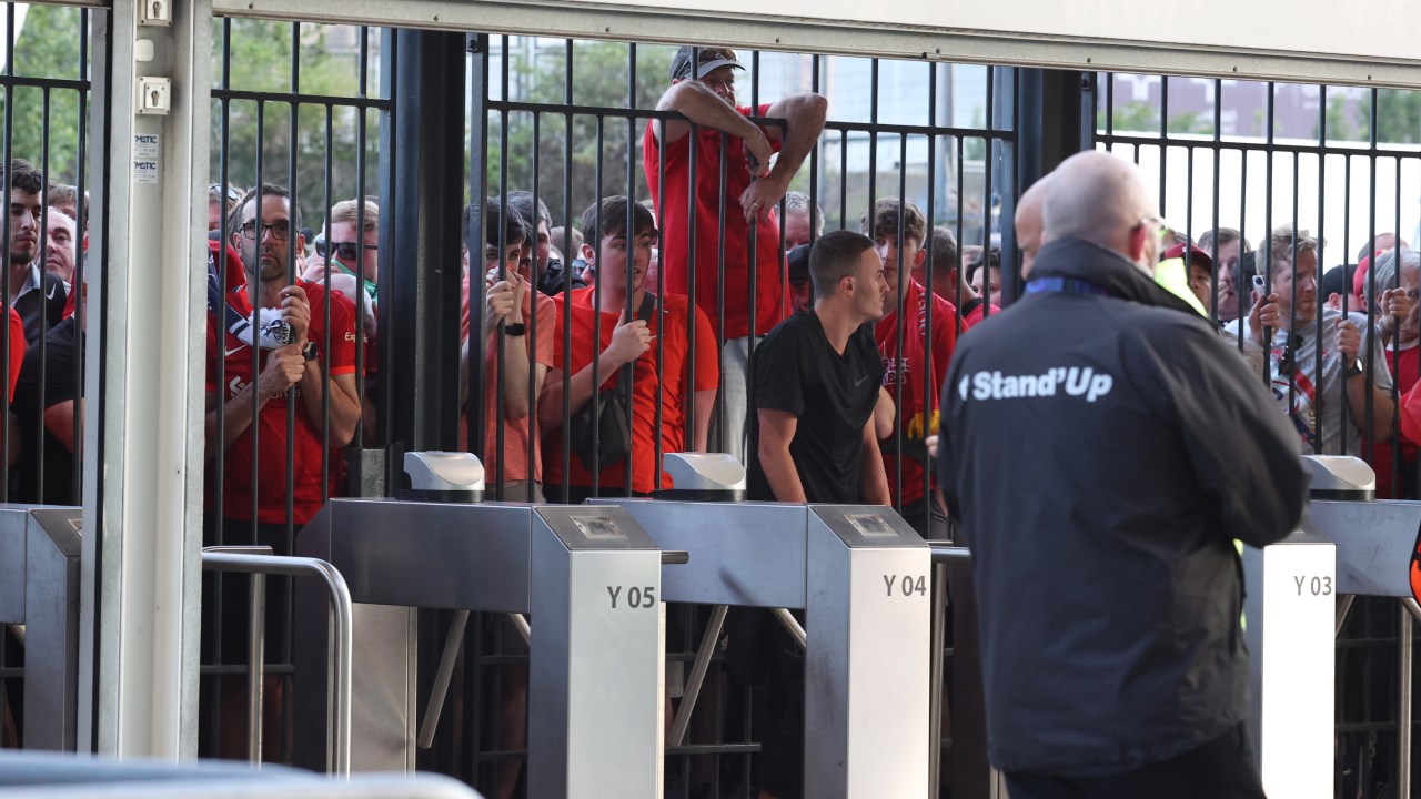 PARIS, FRANCE - MAY 28: Liverpool supporters look through the closed gates of the Stade de France, some feeling the effects of tear gas before the UEFA Champions League final match between Liverpool FC and Real Madrid at Stade de France on May 28, 2022 in Paris, France. (Photo by Charlotte Wilson/Offside/Offside via Getty Images)