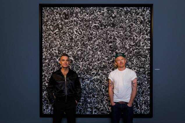 Robbie Williams e Ed Godrich participam do evento de lançamento da exposição, na Sotheby's -