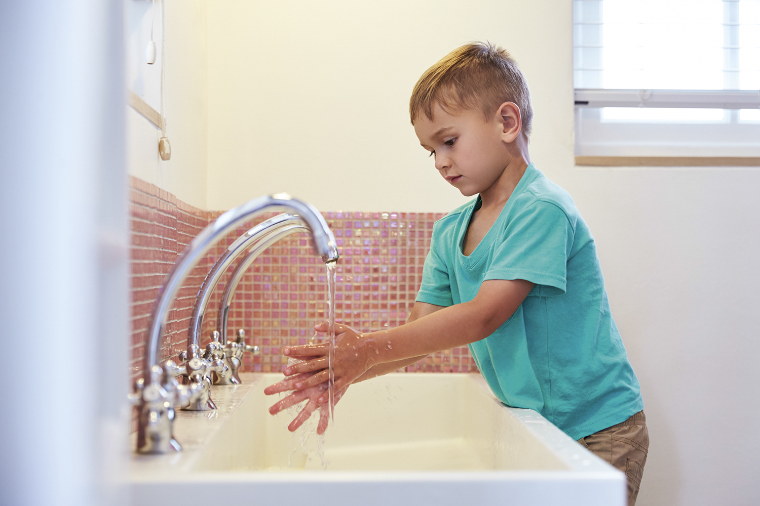 PROTEÇÃO - Lavagem das mãos: o hábito evita o vírus que pode ser o responsável -