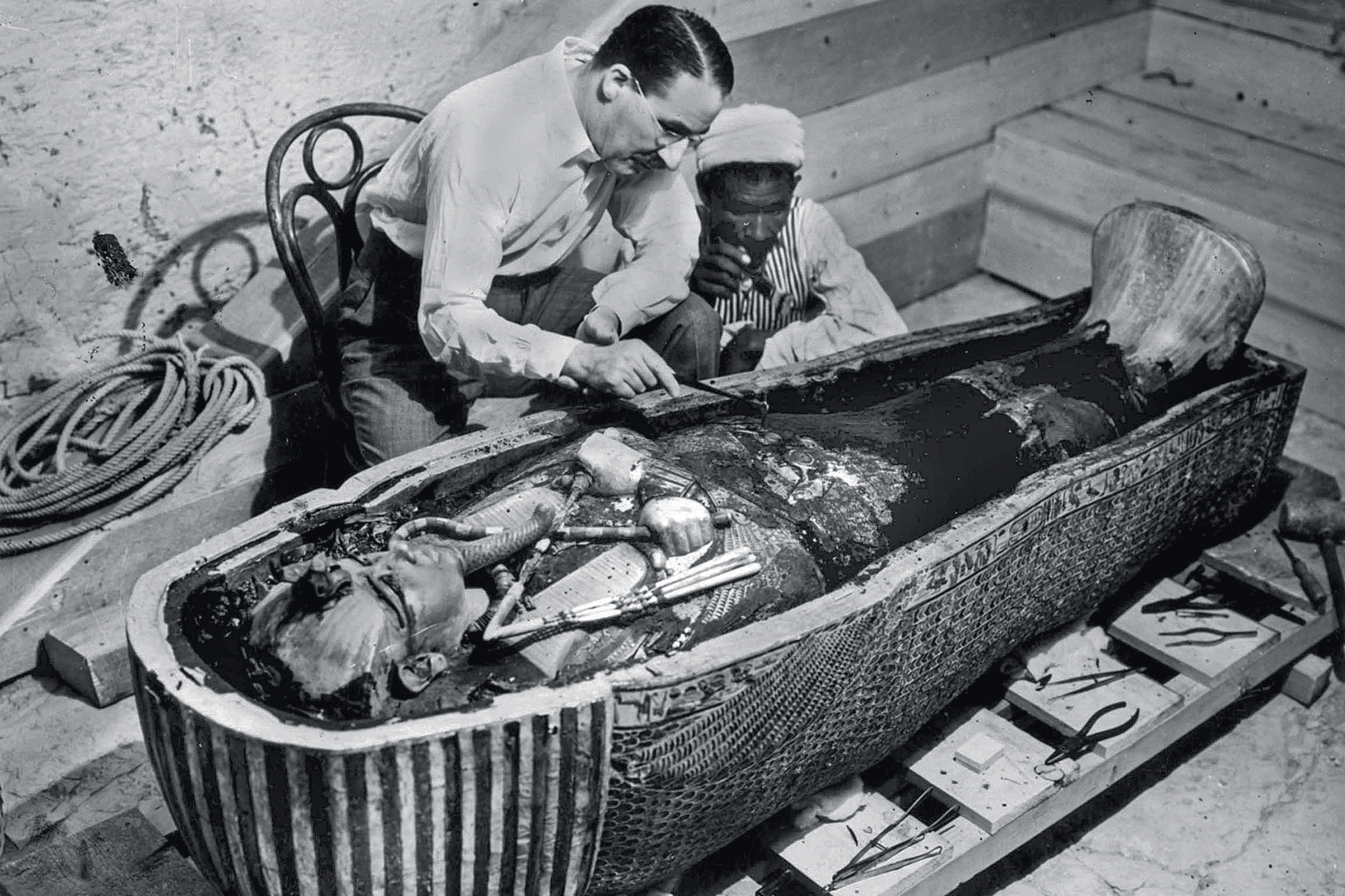 EM EQUIPE - Luxor, 1922: Carter, a tumba e um de seus anônimos assistentes -